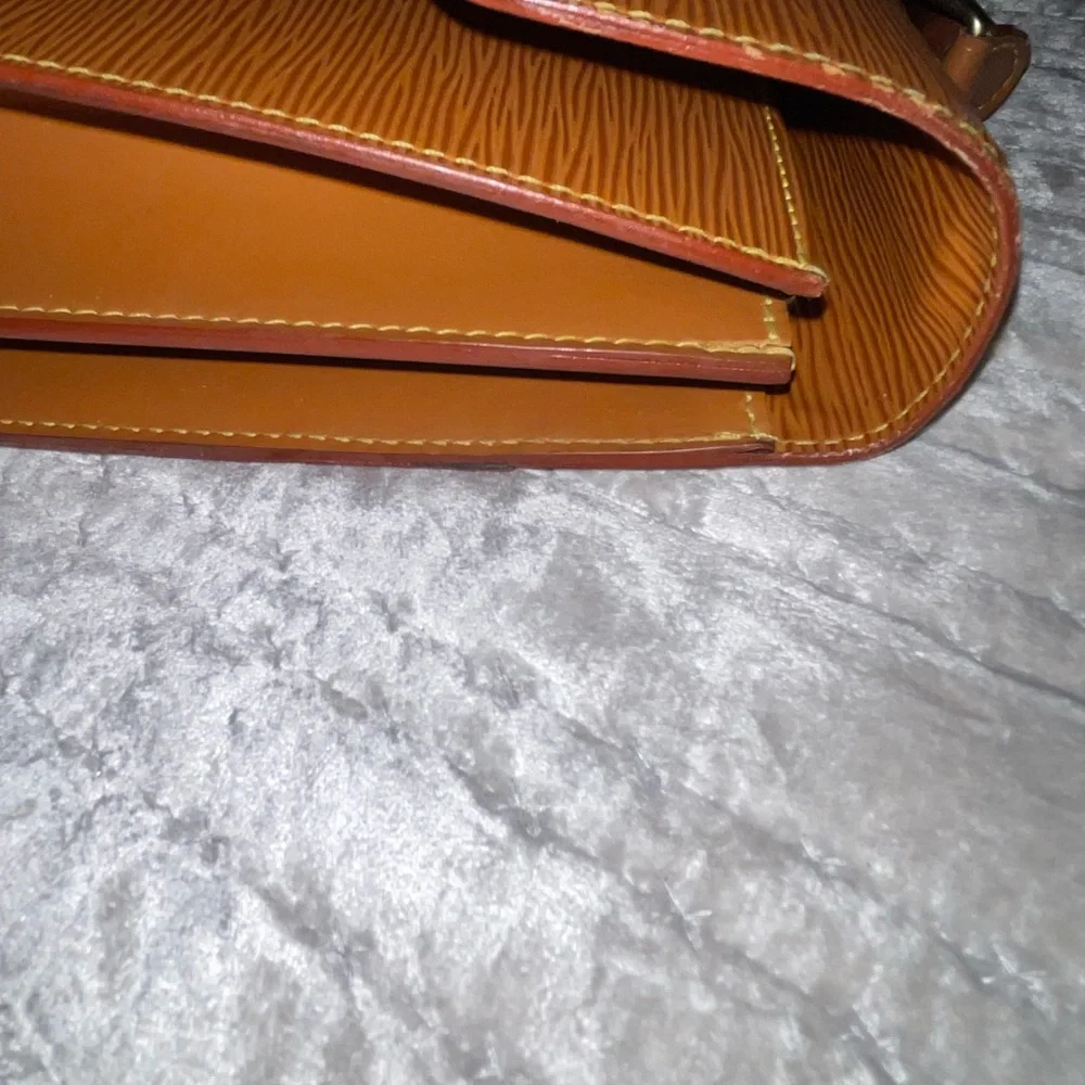 Louis Vuitton Preloved Epi leather briefcase needs some attention good condition